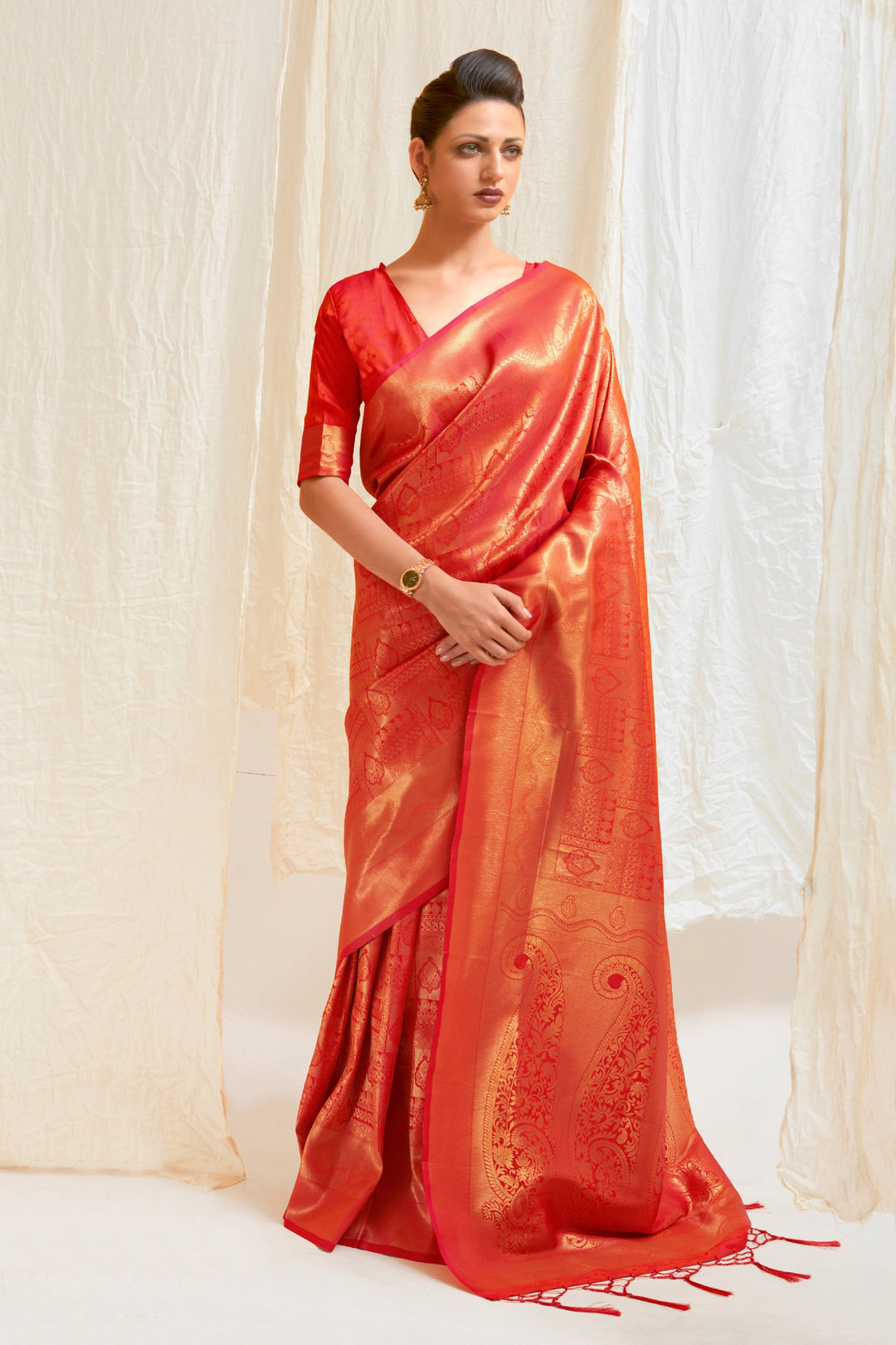 Red Color Graceful Handloom Zari Weaving Silk Saree With Kanjivaram Blouse