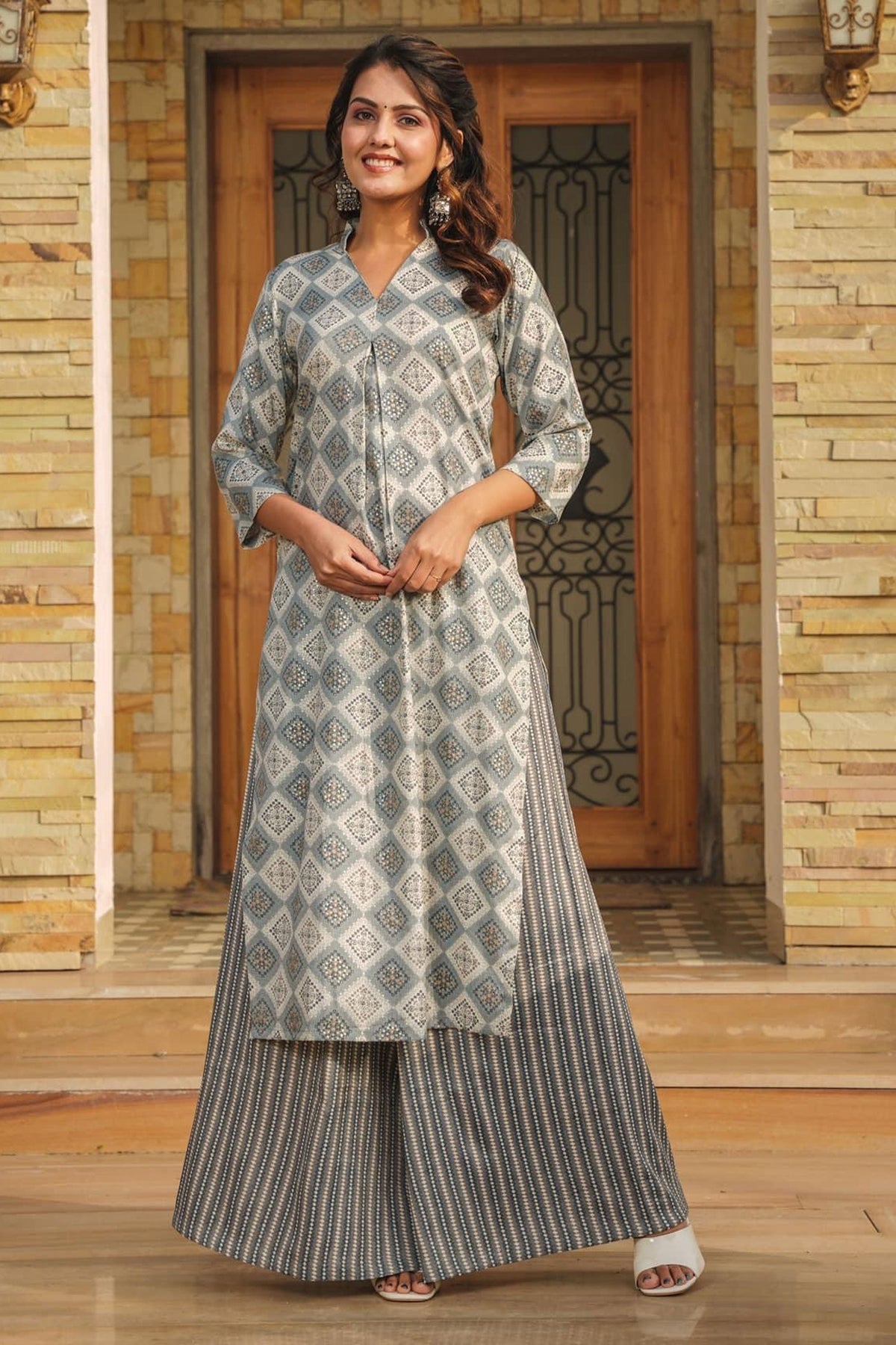 Marvellous Rayon Fabric Digital Printed Kurti With Bottom In Grey Color